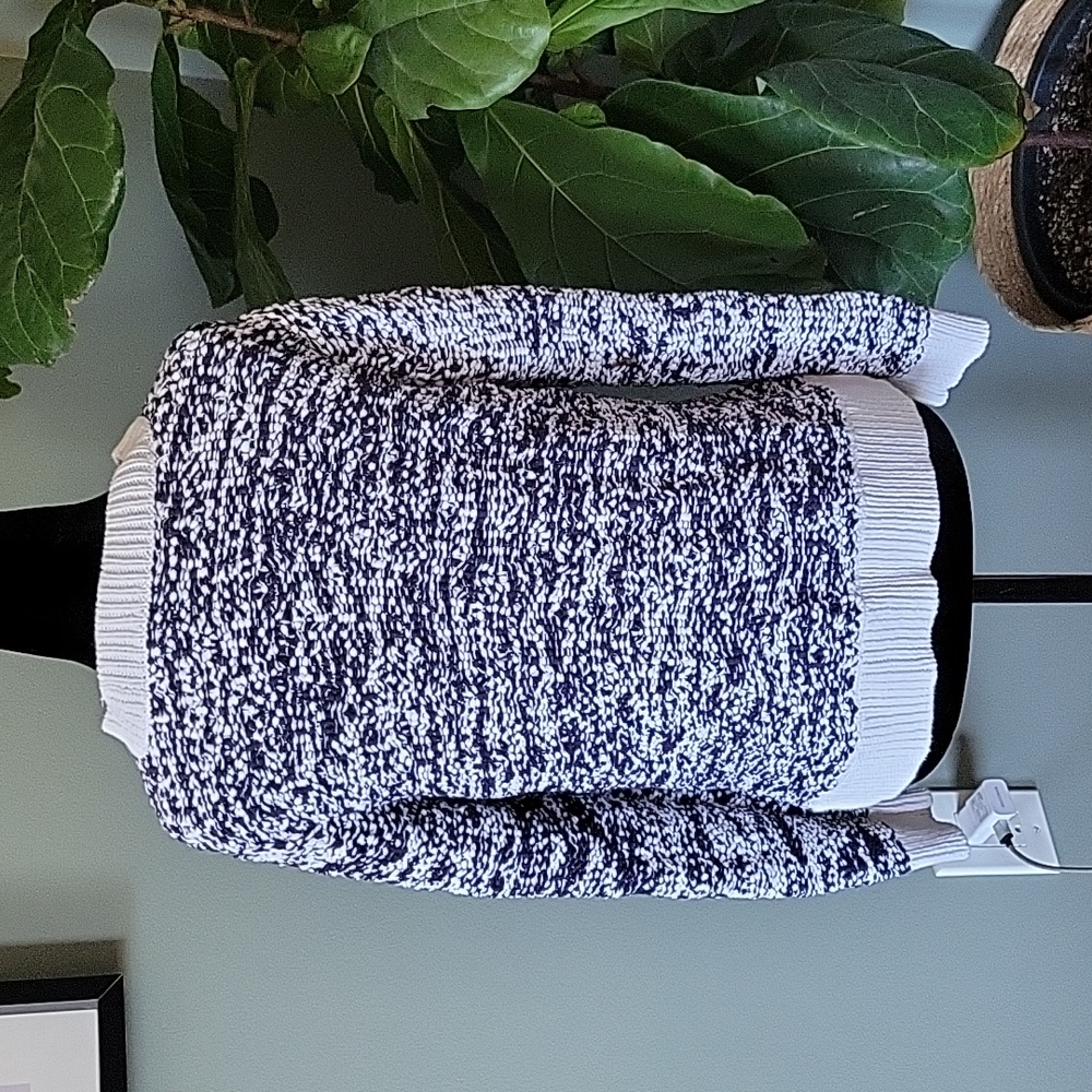 Gorgeous bright white and navy chunky Rag & Bone knit contrast hem sweater. - Picture 2 of 10